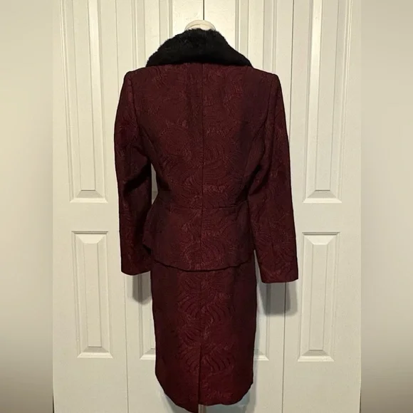 AMANDA SMITH, Brocade Burgundy Two Piece Skirt Suit w/Faux Fur, Size 8, EUC - Picture 2 of 7